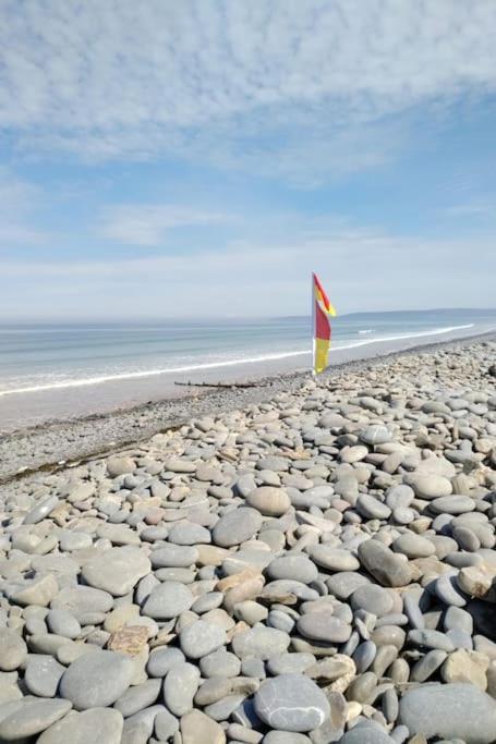 A Pebbles Throw - 300m From The Beach. *